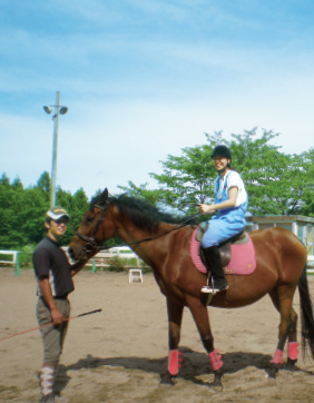 学校馬と専用馬場・厩舎での実践授業